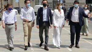 El líder del PP, Pablo Casado (C), y su número dos, Teodoro García Egea (2i), junto al portavoz nacional del partido y alcalde de Madrid, José Luis Martínez-Almeida (i), y el presidente de Murcia, Fernando López Miras (d), durante una cumbre de alcaldes y presidentes de diputaciones provinciales en Cartagena (Murcia), este 12 de junio.