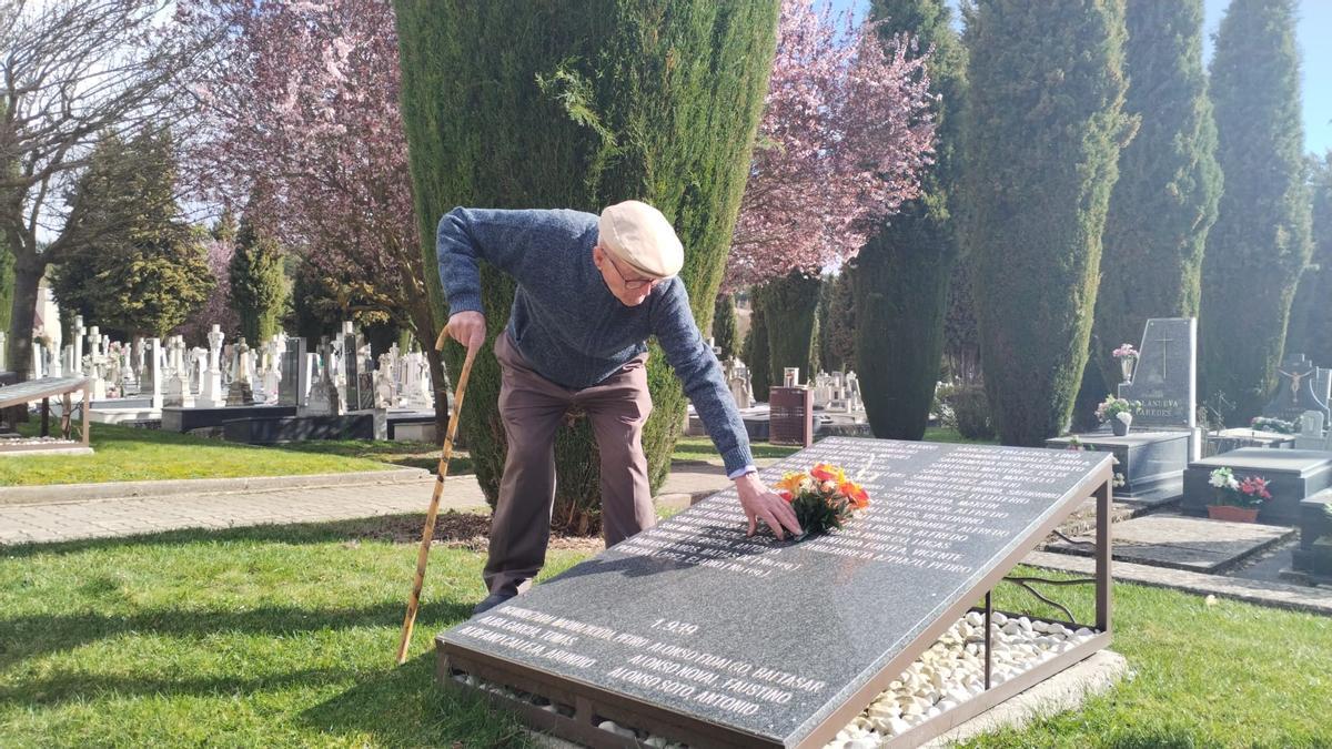 Vicente Ventura entrega flores en la fosa común del cementerio de Burgos, donde está su padre.