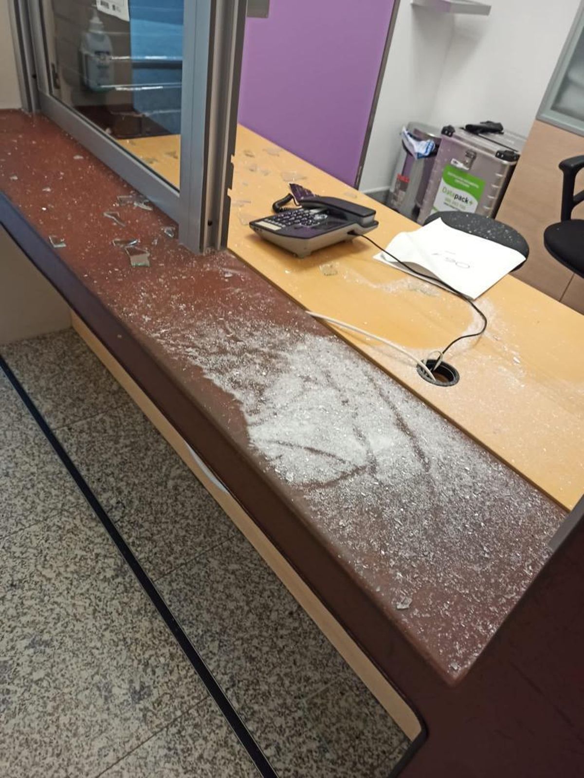 Restos de cristales, entre los destrozos ocasionados.