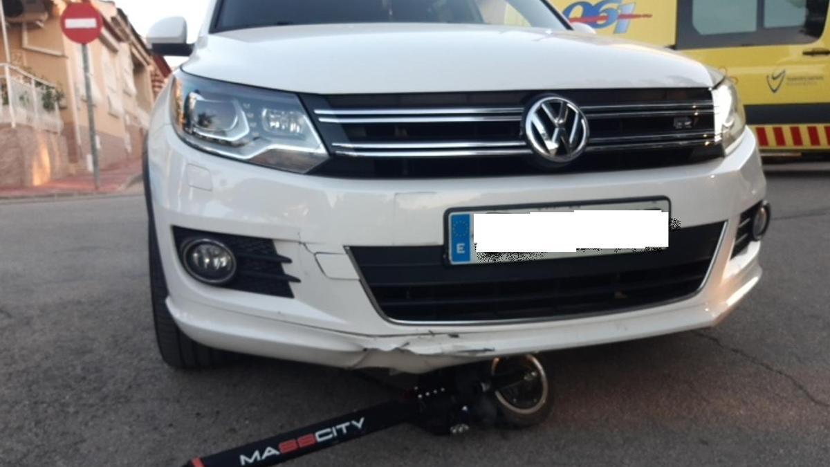 El coche y el patinete involucrados en el accidente en la calle Aurora de Molina.