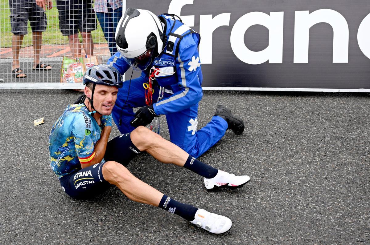 Nogaro (France), 04/07/2023.- Spanish rider Luis Leon Sanchez of Astana Qazaqstan Team receives treatment following a crash towards the end of the 4th stage of the Tour de France 2023, a 181,8km race from Dax to Nogaro, France, 04 July 2023. (Ciclismo, Francia) EFE/EPA/FRANCK FAUGERE / POOL