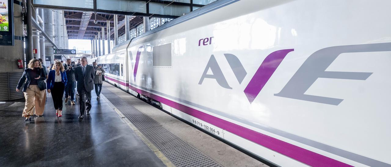 Uno de los trenes AVE que conectan Alicante y Madrid estacionado en Puerta de Atocha