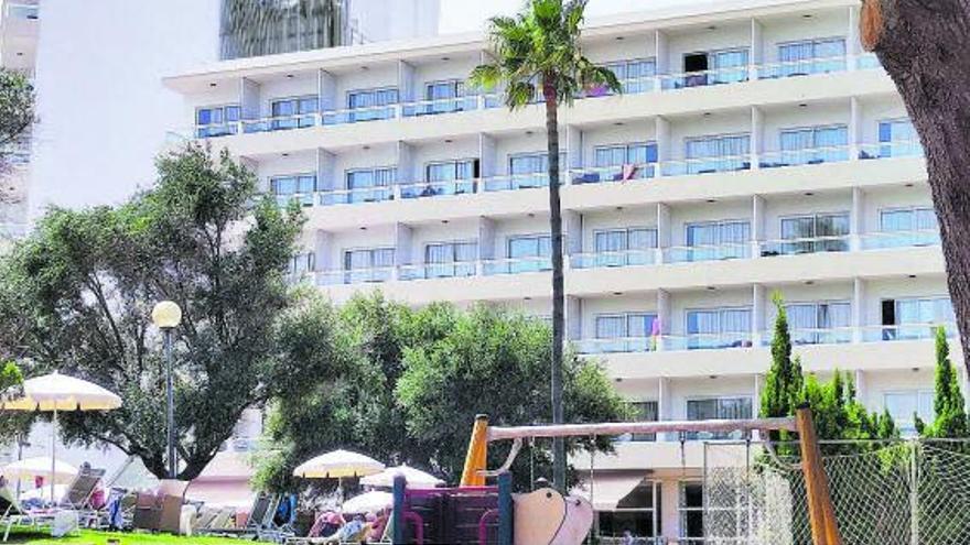 Un turista hace ‘balconing’ en un hotel de Mallorca y se  rompe las piernas