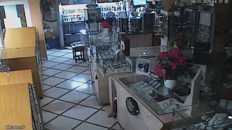 Violento asalto: los asaltantes se abalanzan sobre la dueña de 77 años de la joyería de Xàbia
