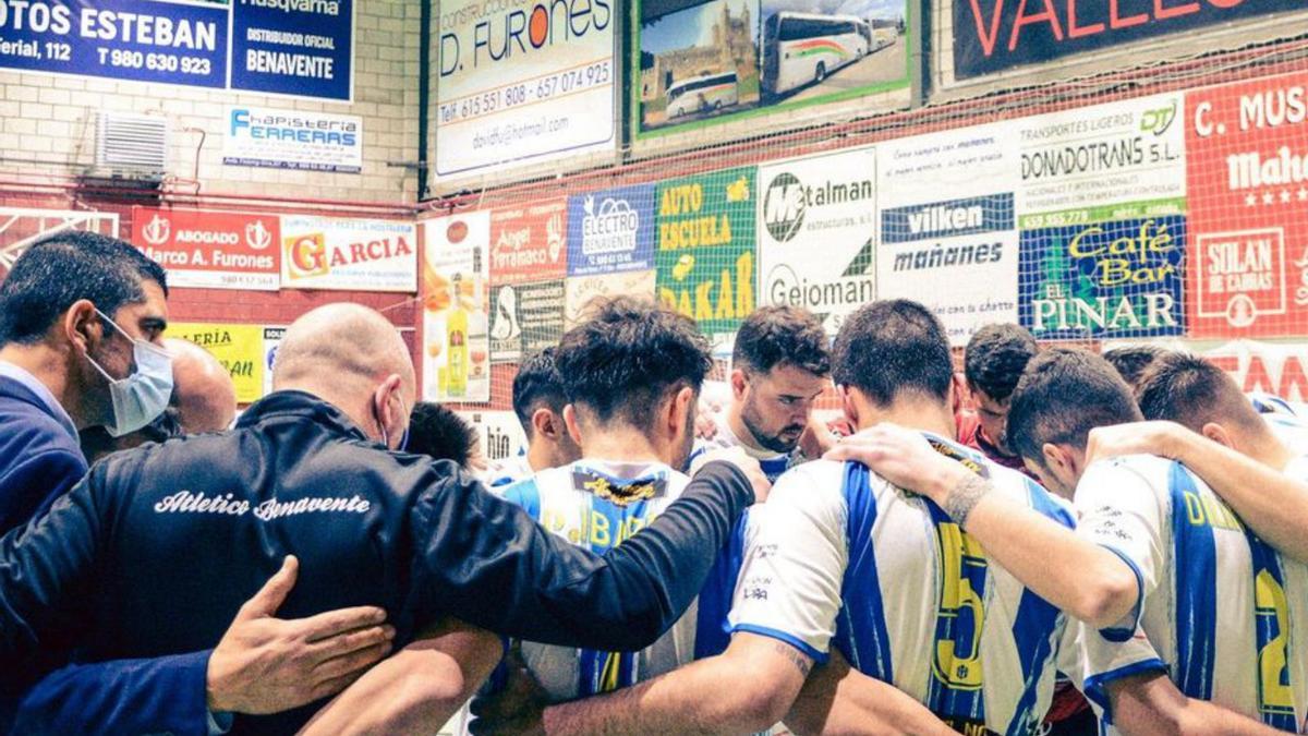 Conjura del equipo blanquiazul, antes del un partido. | At. Bte