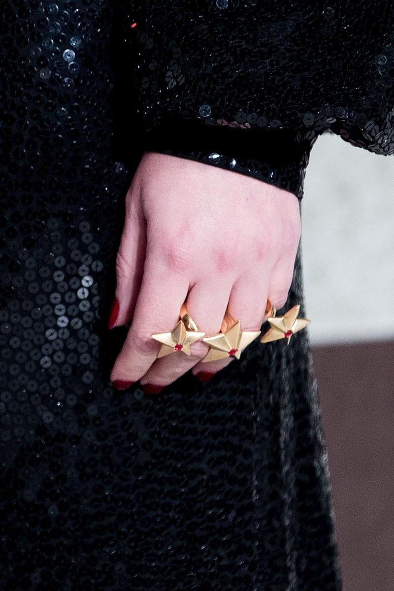 La estrella (literal) del look: los anillos