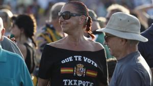 Una mujer con una camiseta de ’Que te vote Txapote’, en una imagen de archivo.