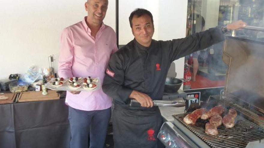 Geschäftsinhaber Andreas Wagner und Grillmeister Leo von Notz mit ihrem neuen Produkt.