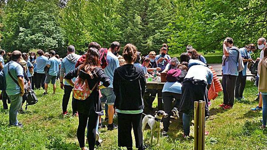 Grupo de asistentes ayer en el parque de La Cebera, en Lugones. 