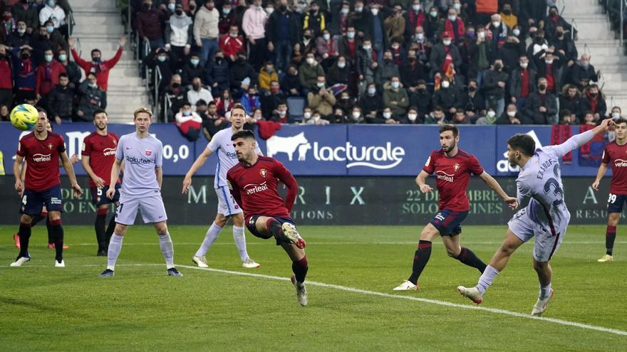 Abde remata para marcar el segundo gol del Barcelona.