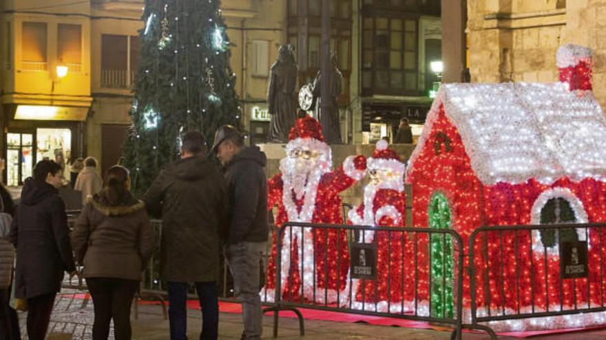 Decoración navideña en la Plaza Mayor de Zamora.|