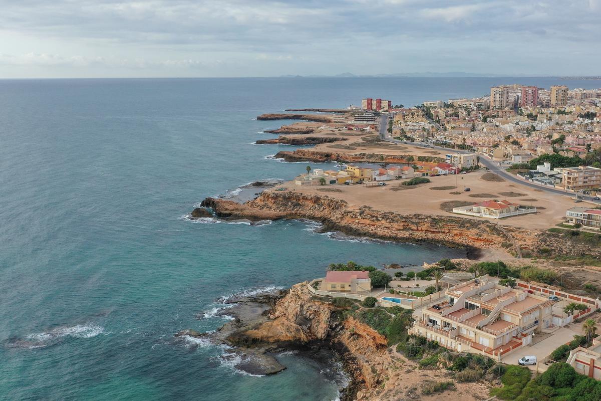 Panorámica de la costa norte de acantilado de Torrevieja