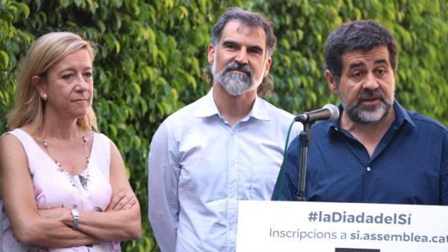 Neus Lloveras (AMI), Jordi Cuixart (Òmnium) i Jordi Sànchez (ANC), presentant l&#039;11-S aquest juliol.