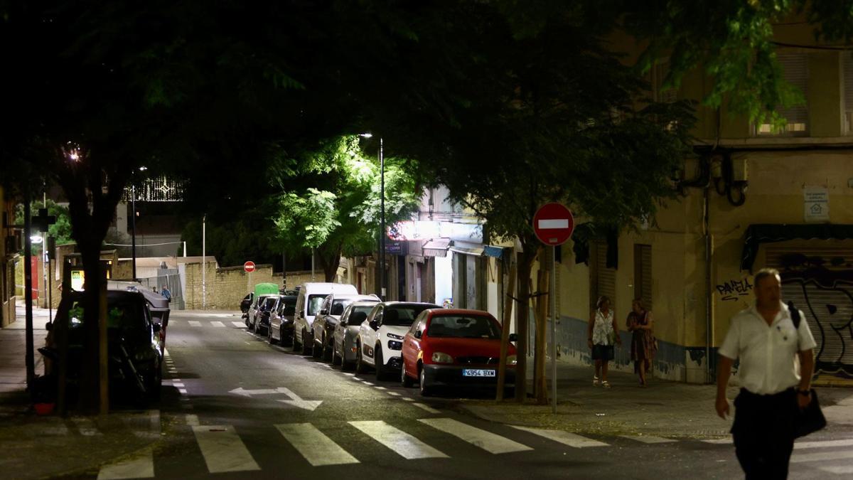 La calle Alcalde Suárez Llanos, a oscuras pese a tener las farolas encendidas.