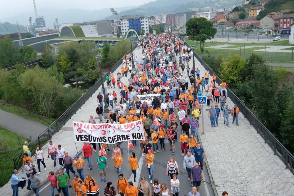 Siete mil personas claman en Langreo contra el cierre de Vesuvius