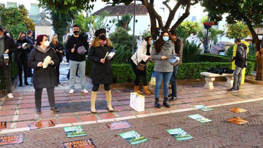 Los comerciantes, ayer, en la protesta ante el Ayuntamiento.