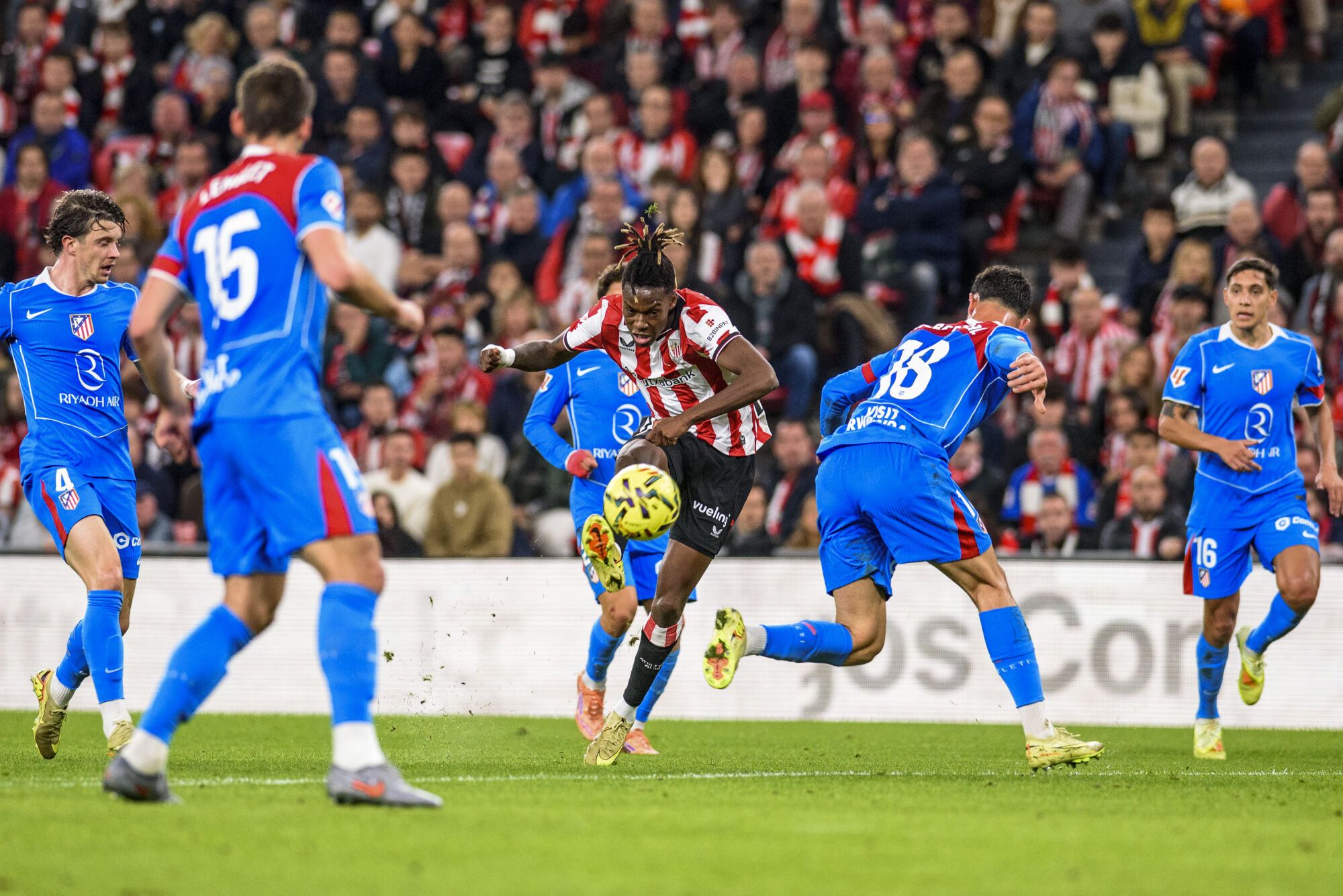 BILBAO, 06/12/2025.- El delantero del Athletic Nico Williams (c) chuta durante el partido de Liga en Primera División que Athletic Club y Atlético de Madrid disputan este sábado en el estadio de San Mamés, en Bilbao. EFE/Javier Zorrilla