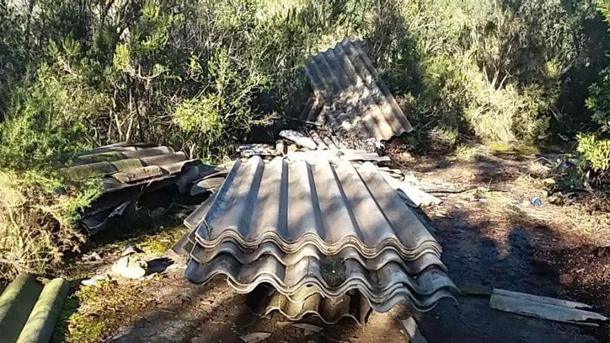 Abandonen prop de 40 plaques d&#039;amiant en una zona boscosa de Lloret