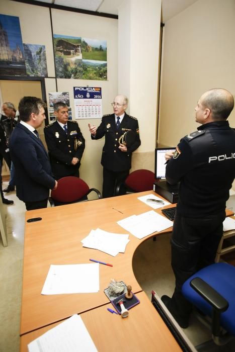 Visita del director general de la Policía, Gabino de Lorenzo y el Jefe Superior de la Policía de Asturias a la comisaría de Policía Nacional de Avilés