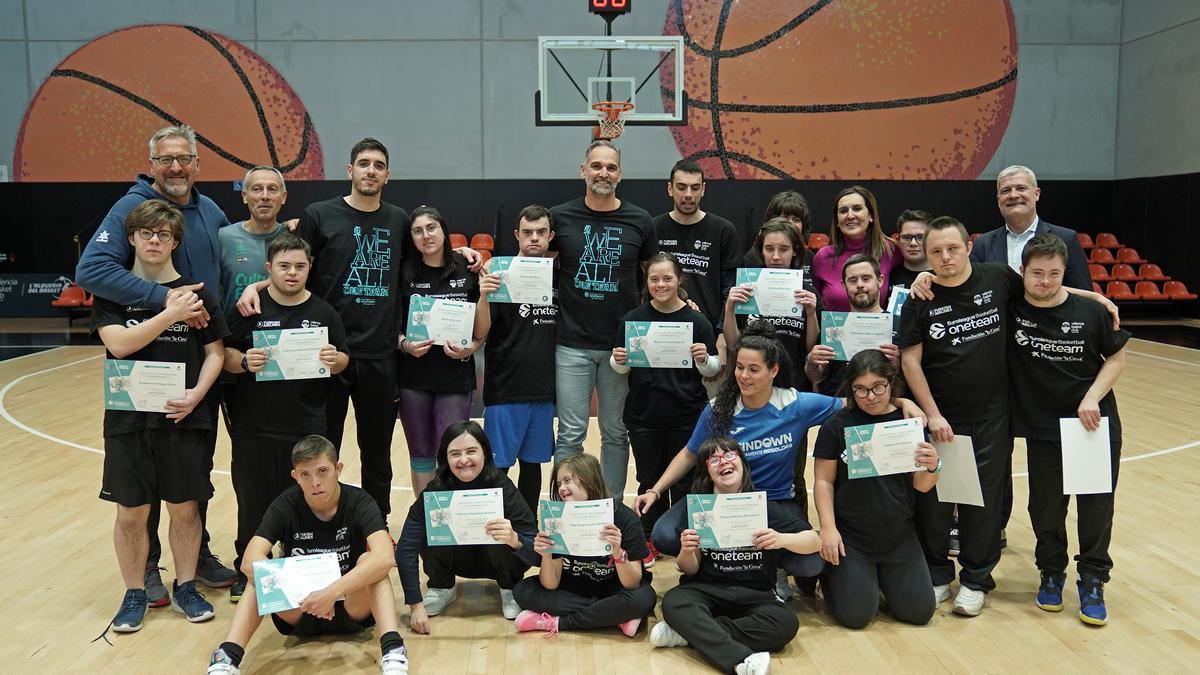 Cierra el ‘One Team XI’ de Valencia Basket con la entrega de diplomas.