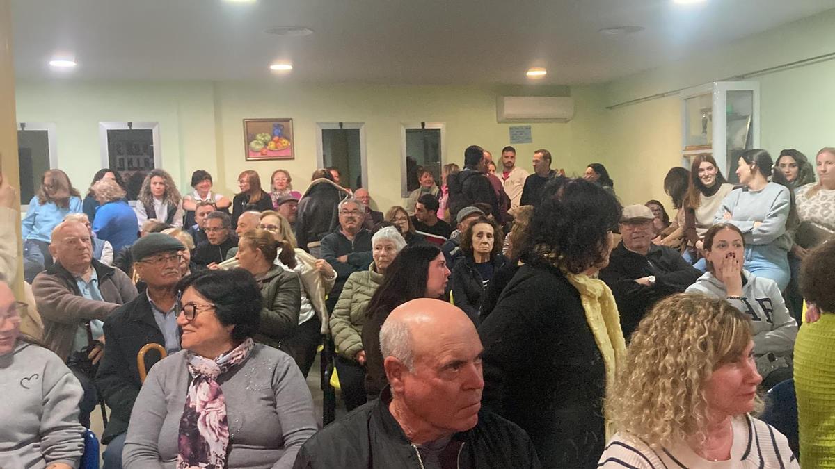 Un momento de la asamblea vecinal de Torremendo