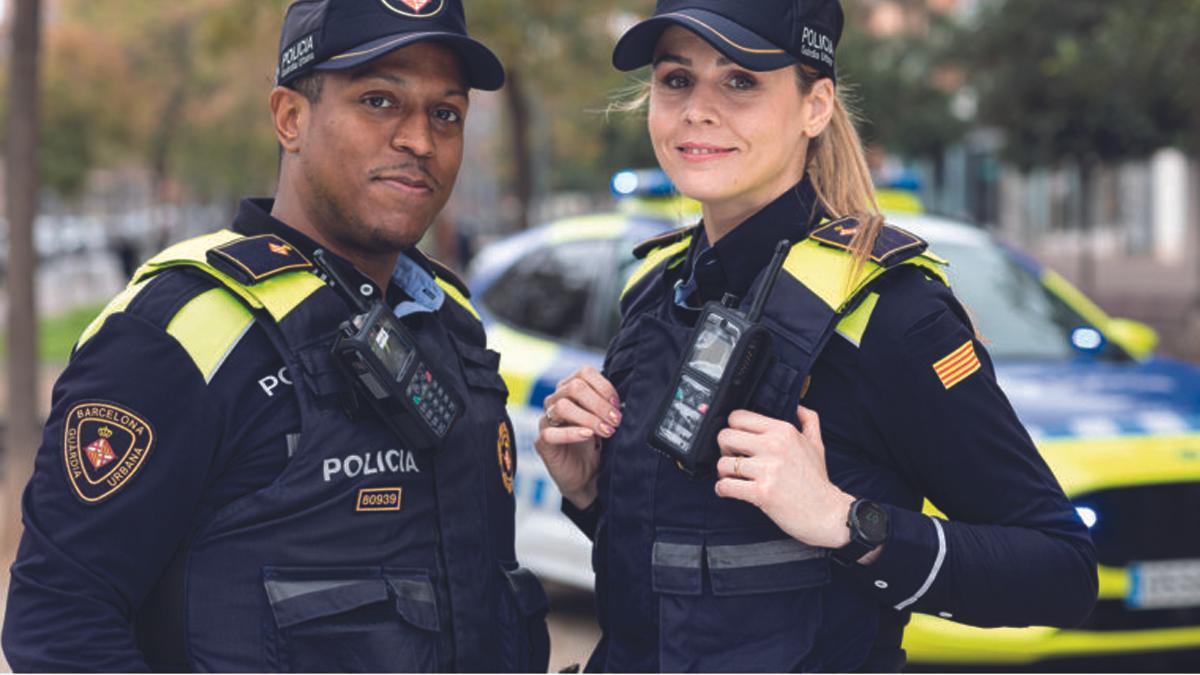 Pareja de agentes de la Guàrdia Urbana de Barcelona