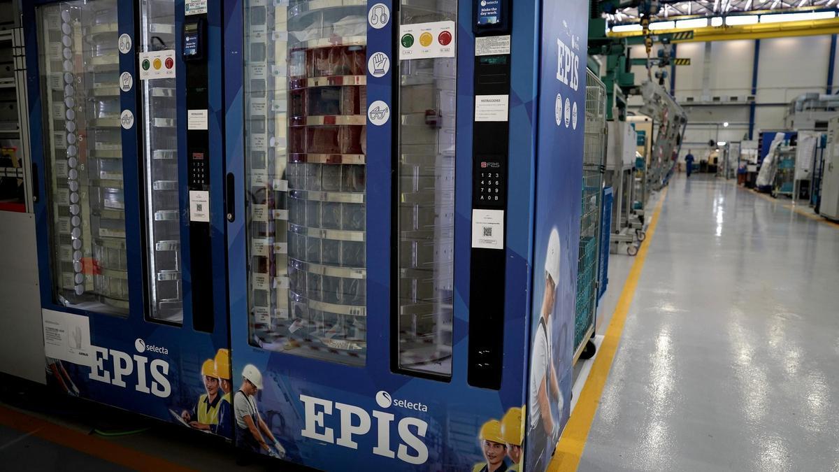 En la planta de Airbus de Albacete tuvieron la idea de repartir el material de protección mediante estas máquinas de vending