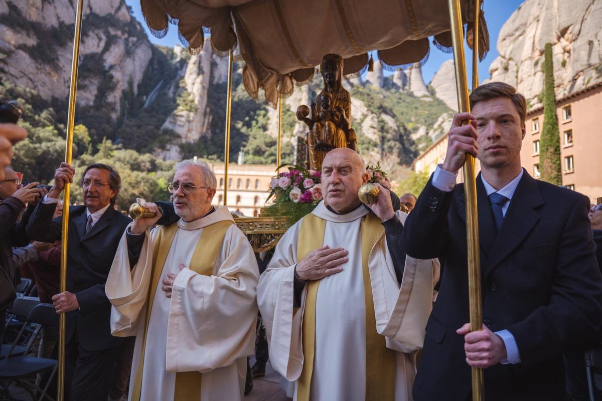 La imatge de la Moreneta sortint a l'exterior durant la Diada del 27 d'abril passat