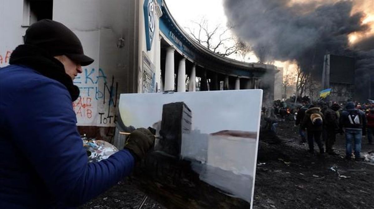 Un manifestant pinta un quadro durant les protestes contra el Govern de Kíev.