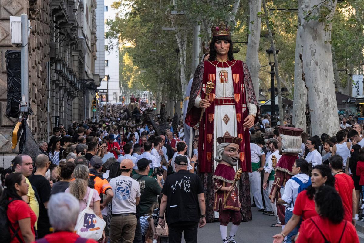 Ambiente de familias en la cabalgata de la Mercè entre la rambla y plaza Sant Jaume, el año pasado.
