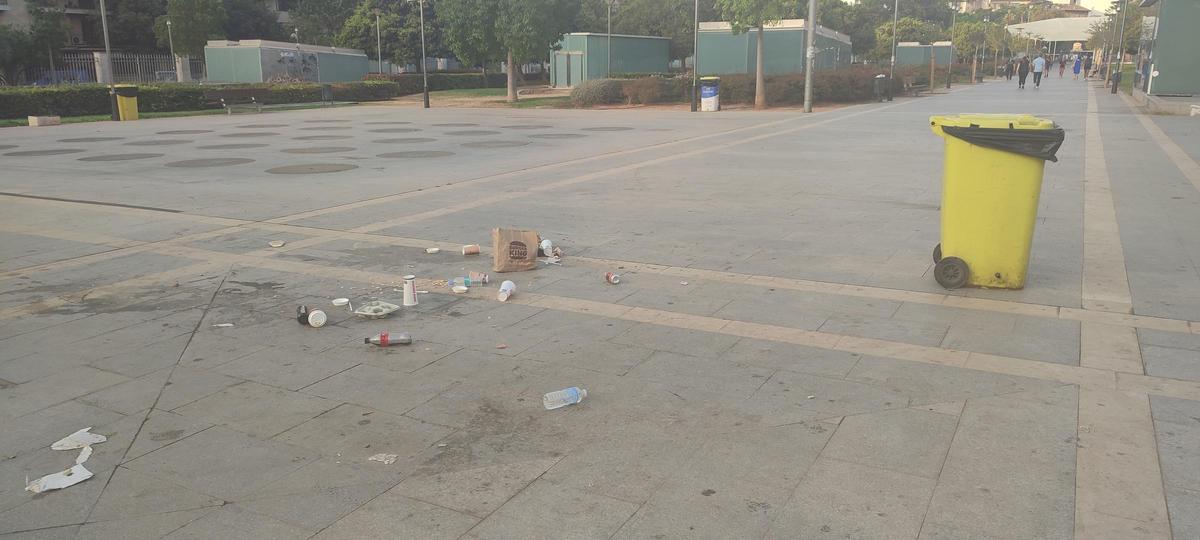 Basura repartida por el suelo del parque de Ses Estacions