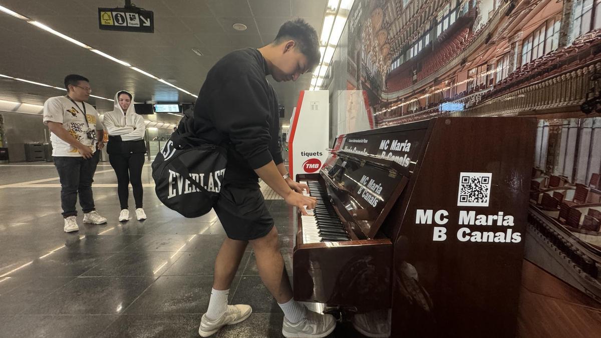 Alex, músico formado en el 'Conservatorio de Youtube', en la estación de Diagonal.