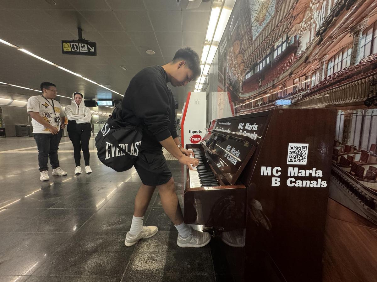Alex, músico formado en el 'Conservatorio de Youtube', en la estación de Diagonal.