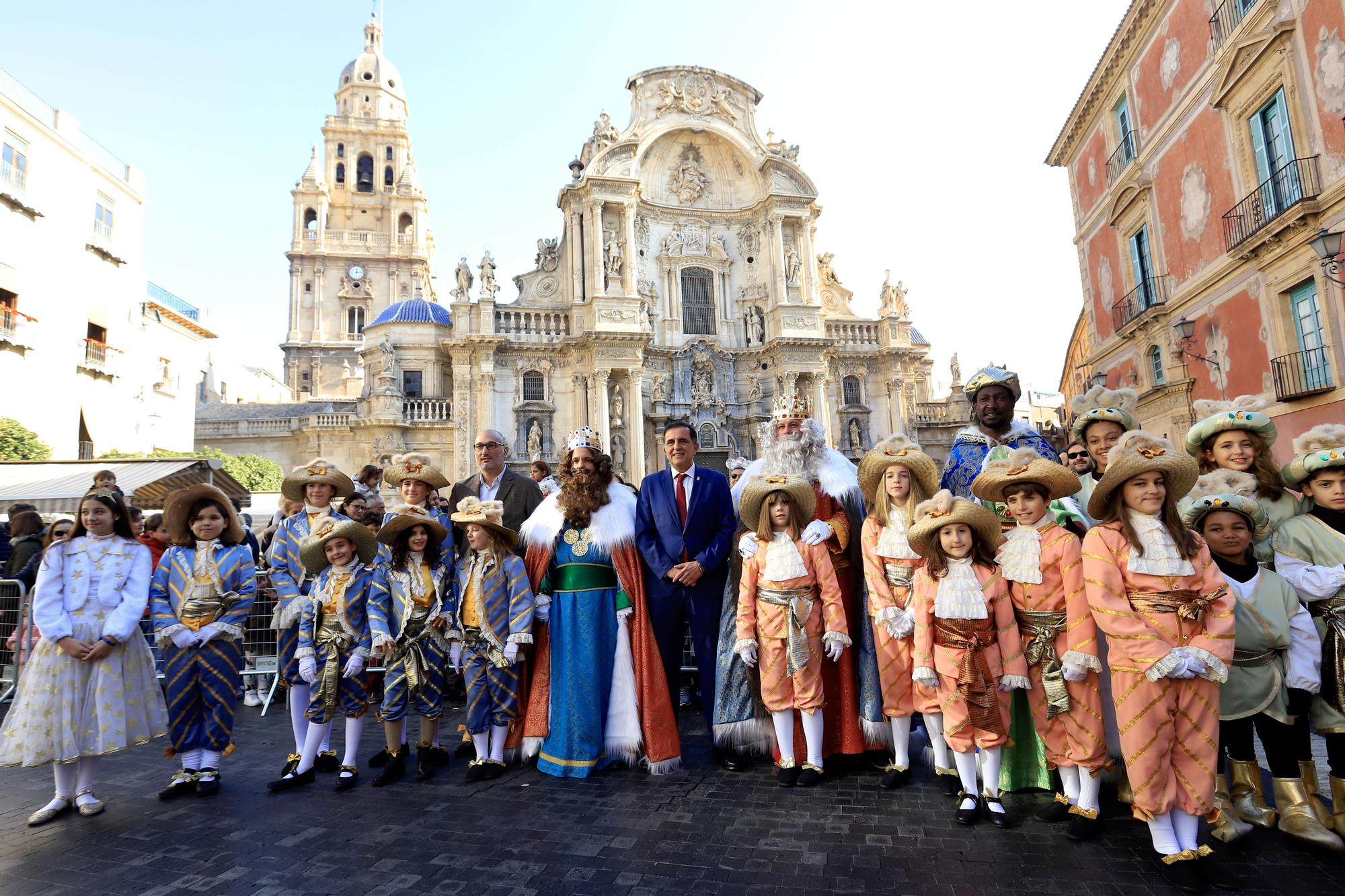 Llegada de los Reyes Magos y roscón en la plaza Belluga de Murcia