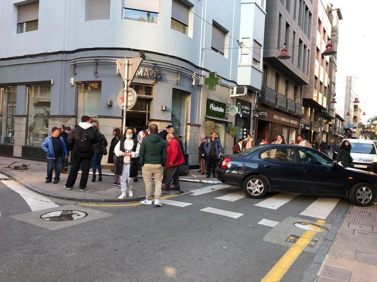 El coche con la farola derribada en medio de la calle de la Oliva.