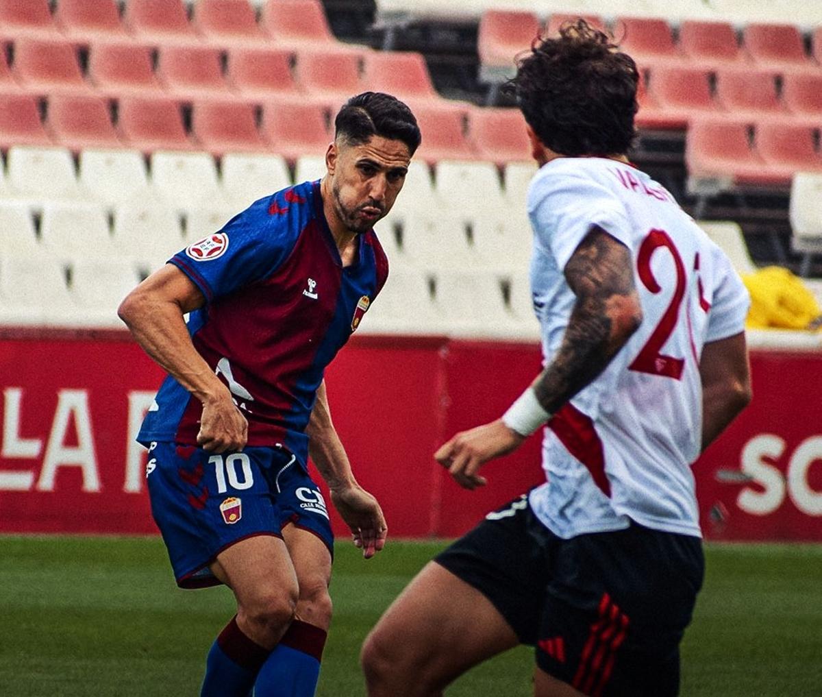 El autor de los dos goles del Eldense en Sevilla, Fidel Chaves, resopla en el Jesús Navas.