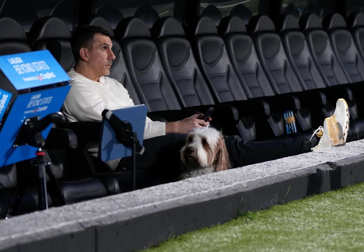 Bob Voulgaris, junto a Oscar, en el SkyFi Castalia.
