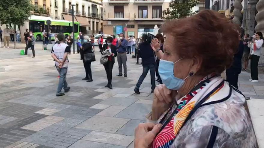 Aplausos a las puertas del Ayuntamiento en recuerdo y homenaje a Julio Anguita