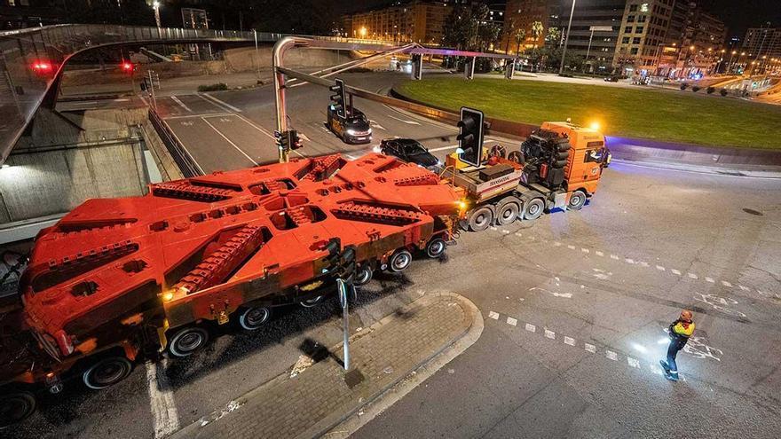 La tuneladora de la L8 de Ferrocarrils llega al pozo de la Gran Via de Barcelona tras partir de madrugada desde Sant Boi