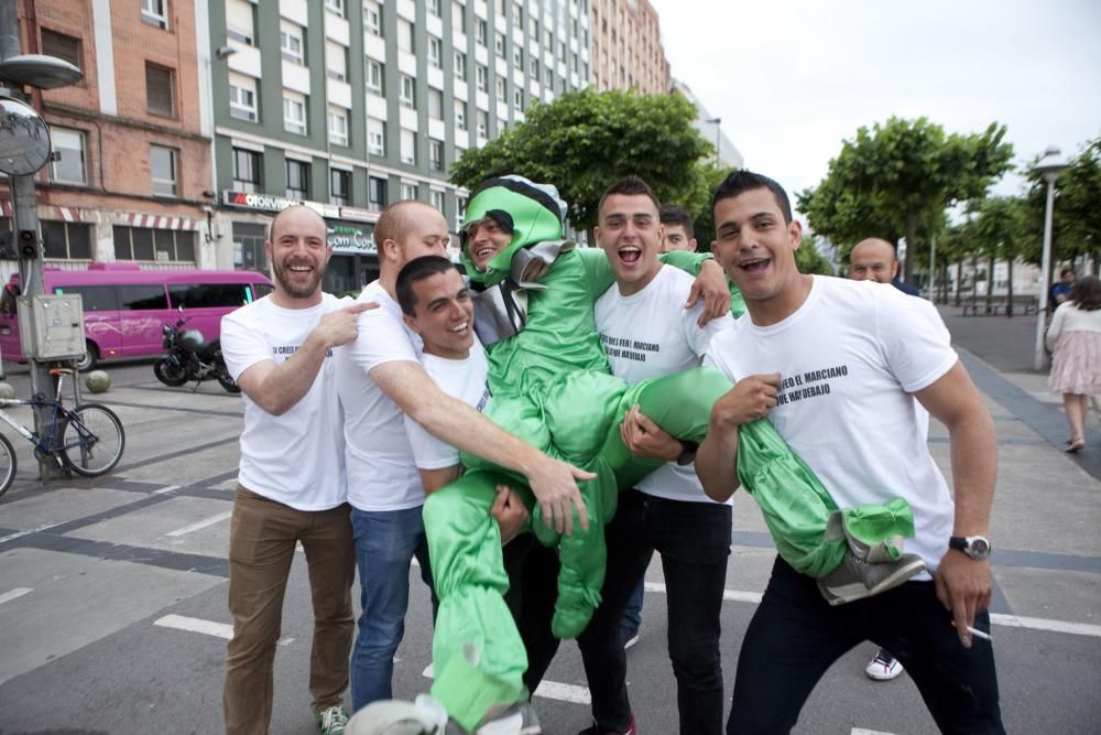 Despedidas de soltero en las calles de Gijón.