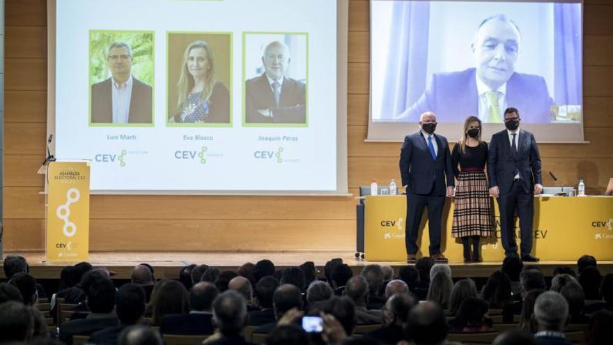Navarro, que intervino por videoconferencia ante la asamblea, tras los presidentes de CEV Alicante (J. Pérez), CEV Valencia (E. Blasco) y CEV Castelló (L. Martí). | FERNANDO BUSTAMANTE