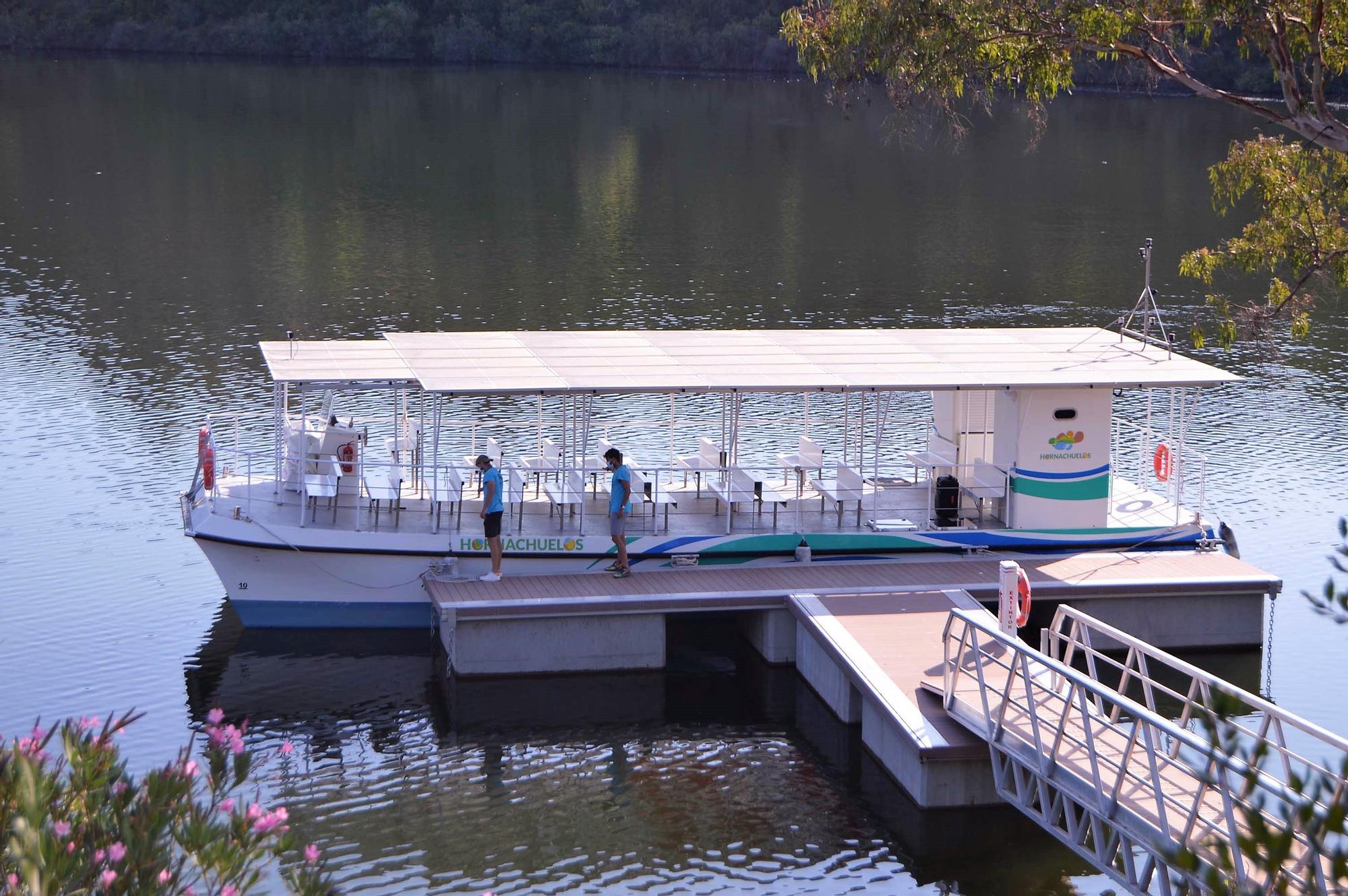 El barco solar de Hornachuelos realiza su paseo inaugural