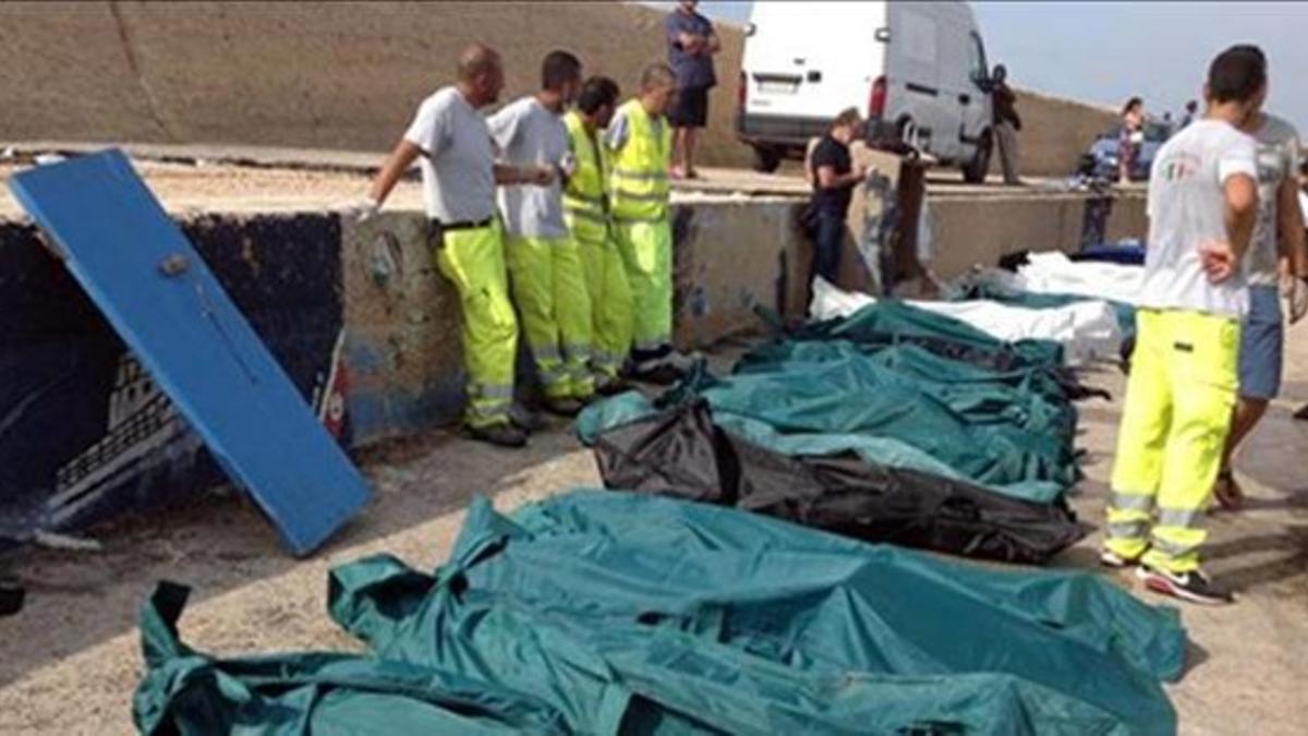 Decenas de cadáveres, en el puerto de Lampedusa, esta mañana.
