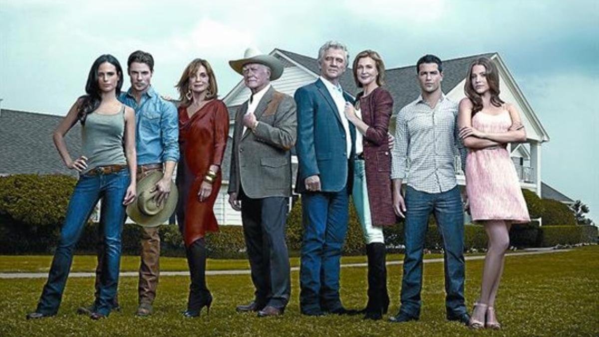 En la foto, en el centro, Linda Gray (de rojo), Larry Hagman y Patrick Duffy, rodeados de los nuevos actores.