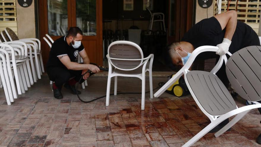 Desinfección de mobiliario en una terraza de Málaga, que ya podrá abrir a partir del lunes.