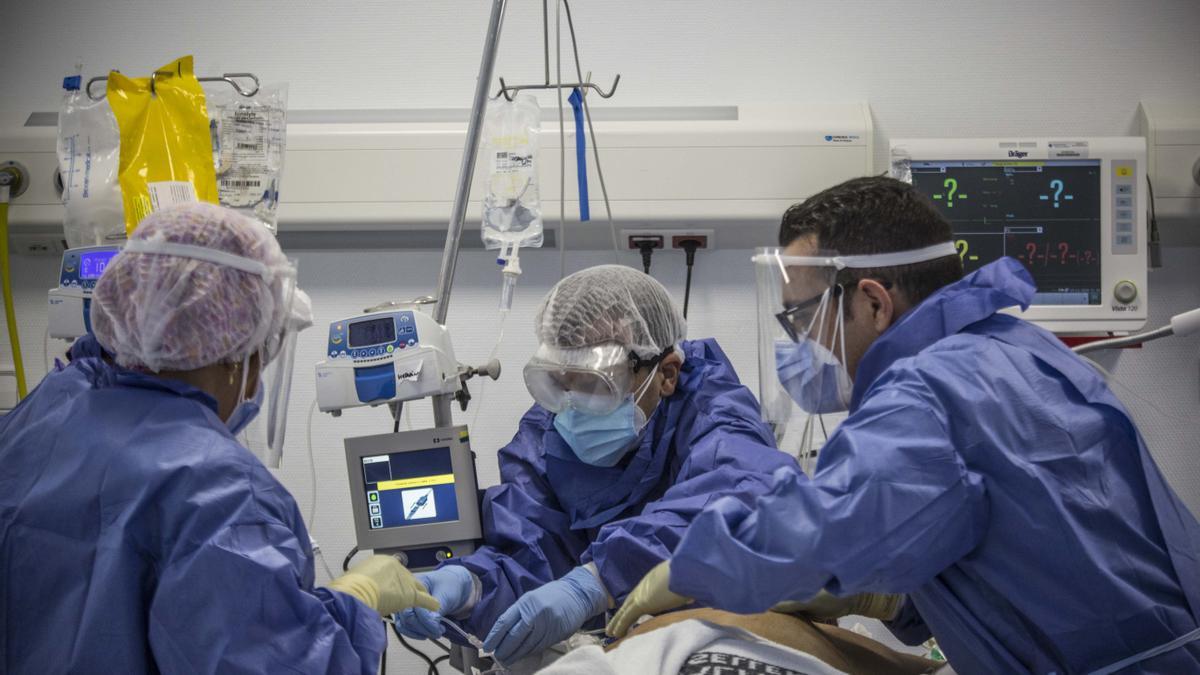 Sanitarios atendiendo a un enfermo covid-19 en la zona de despertar de quirófanos del Hospital General de Alicante.