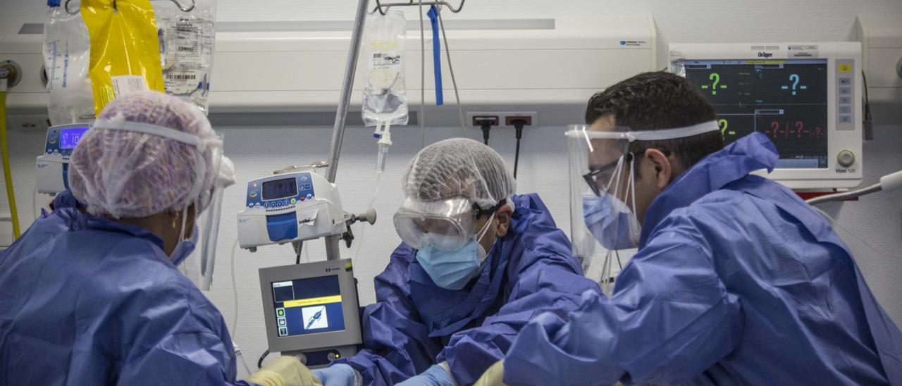 Sanitarios atendiendo a un enfermo covid-19 en la zona de despertar de quirófanos del Hospital General de Alicante.