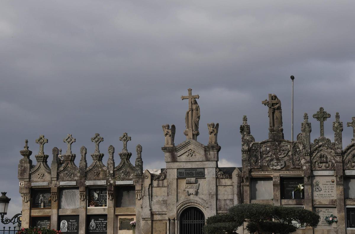 Vista de las figuras religiosas que culminan los panteones más antiguos