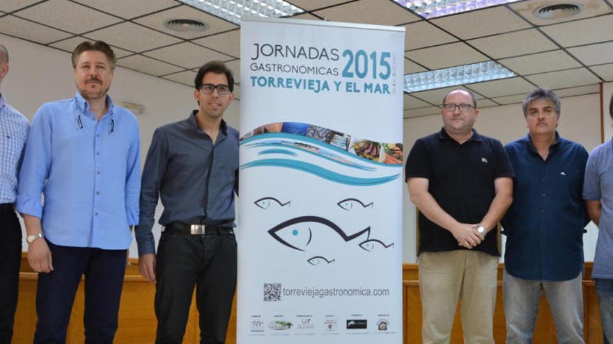 Presentación de las jornadas con miembros de la Asociación de Hostelería de Torrevieja