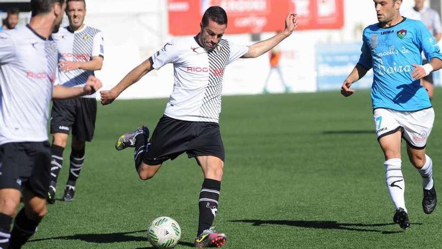 Jaime golpea el balón en el choque frente al Boiro.